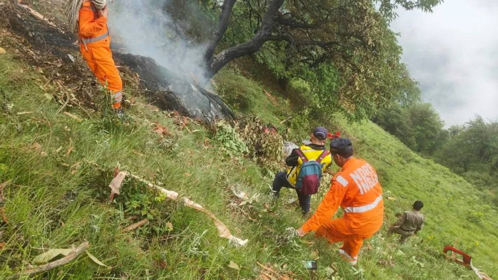 Rettungskräfte an der Absturzstelle des Hubschraubers in der Nähe von Kedarnath in Uttarakhand, Indien. Foto: Uncredited/Uttarakhand Police on X/AP/dpa - ACHTUNG: Nur zur redaktionellen Verwendung binnen 14 Tagen im Zusammenhang mit der aktuellen Berichterstattung und nur mit vollständiger Nennung des vorstehenden Credits