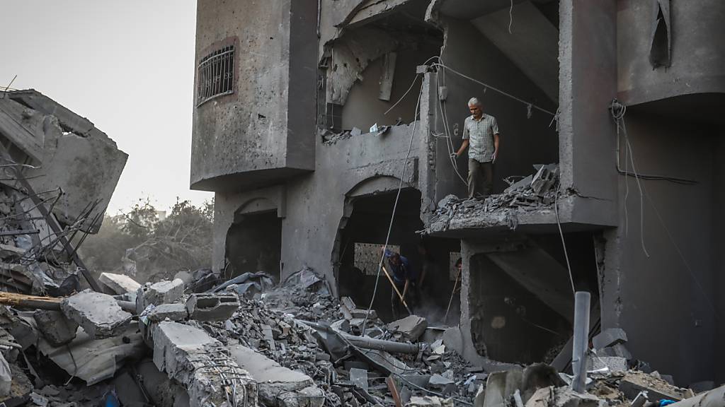 Palästinenser inspizieren die Schäden an einem Haus nach einem israelischen Luftangriff. Foto: Abed Rahim Khatib/dpa