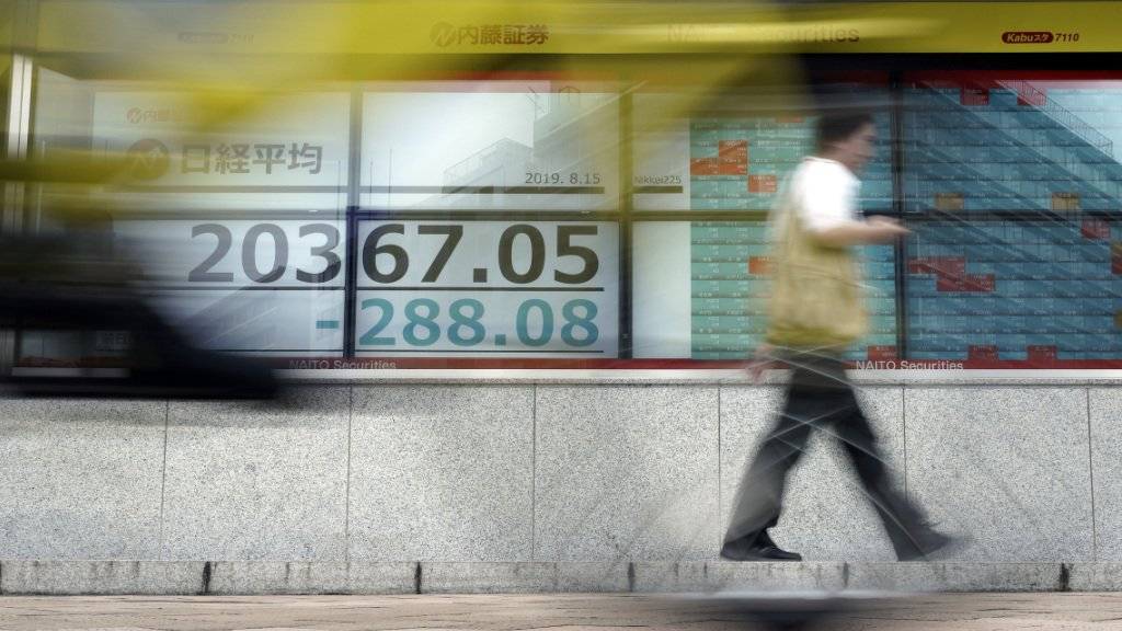 Nicht nur in der Schweiz sind die Börsenkurse gesunken, auch in Asien. Im Bild: Kursanzeige bei einer Bank in Tokio.