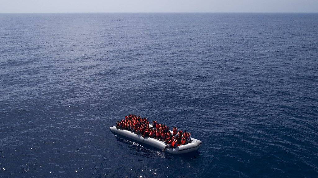 Nach einem Bootsunglück vor der Küste Tunesiens befürchten Helfer den Tod von Dutzenden Flüchtlingen. (Symbolbild)
