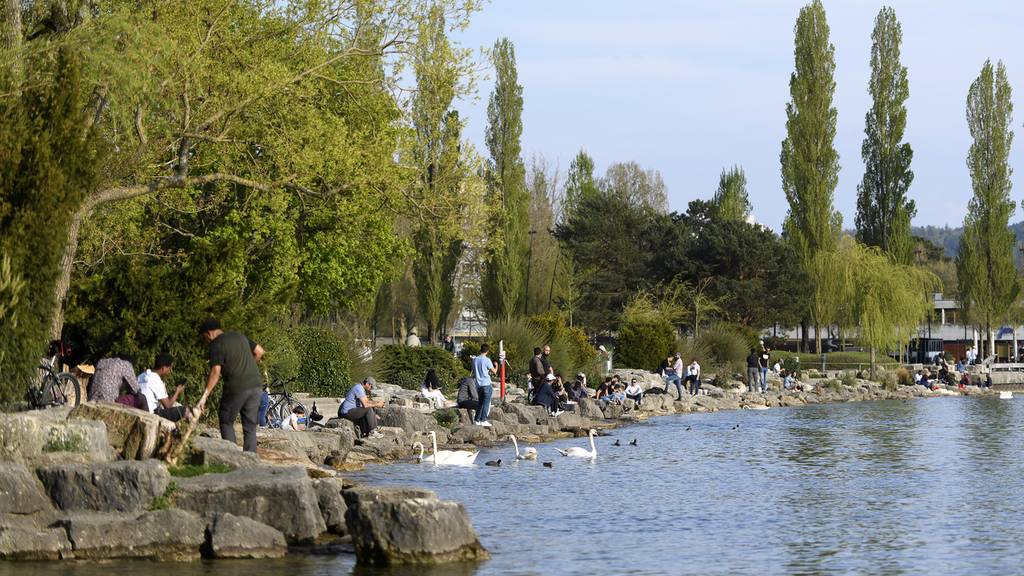 Leute geniessen das schöne Wetter am Bielersee.