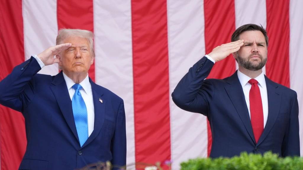 ARCHIV - US-Präsident Donald Trump und Vizepräsident JD Vance salutieren während der 157. Gedenkfeier zum National Memorial Day auf dem Arlington National Cemetery, Montag, 26. Mai 2025, in Arlington, Virginia. Foto: Jacquelyn Martin/AP/dpa