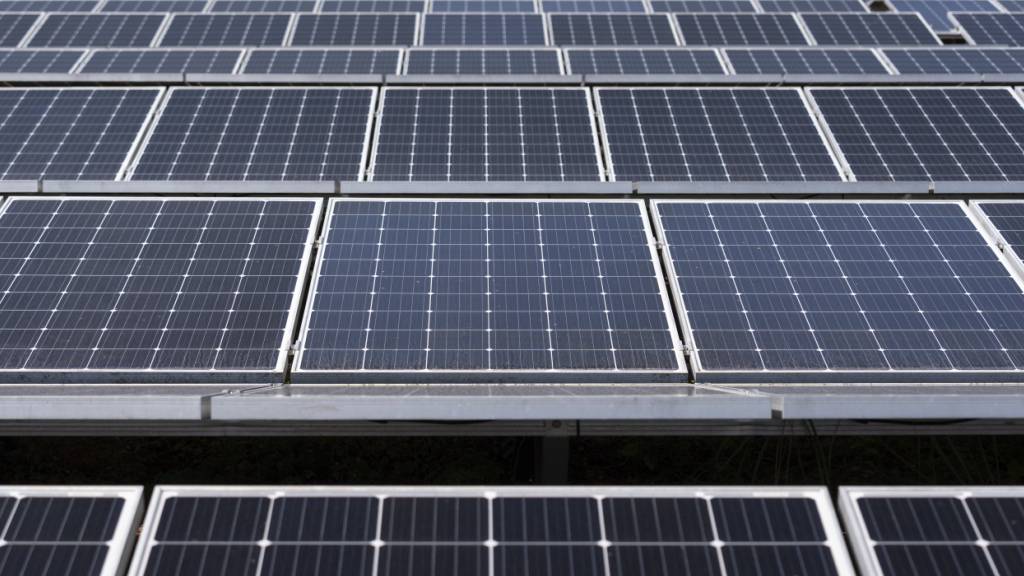 Die Stadt Zürich soll Zürich ihr Solarpotenzial besser ausschöpfen: Das fordern zwei am Dienstag eingereichte Initiativen von SP, AL und Grüne. (Symbolbild)