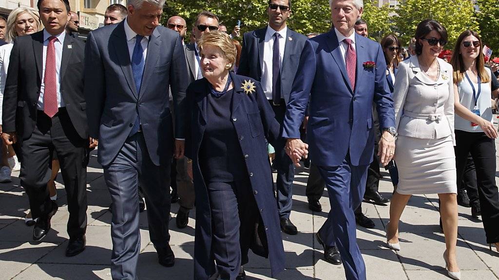 Gäste an der 20-Jahr-Feier zum Abzug der Serben aus dem Kosovo: Präsident Hashim Thaci, die ehemalige US-Aussenministerin Madeleine Albright und Ex-US-Präsident Bill Clinton.