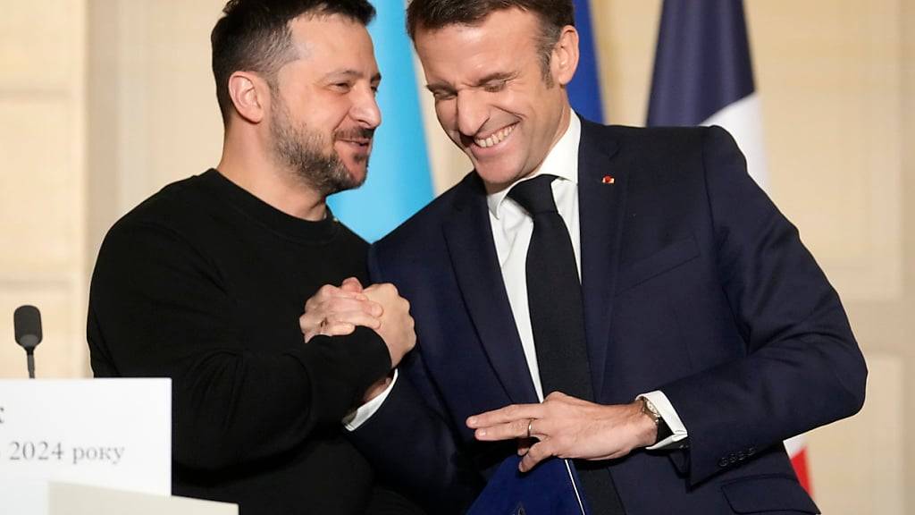 Der französische Präsident Emmanuel Macron (rechts) traf seinen ukrainischen Amtskollegen Wolodymyr Selenskyj schon im Februar in Paris. (Archivbild)