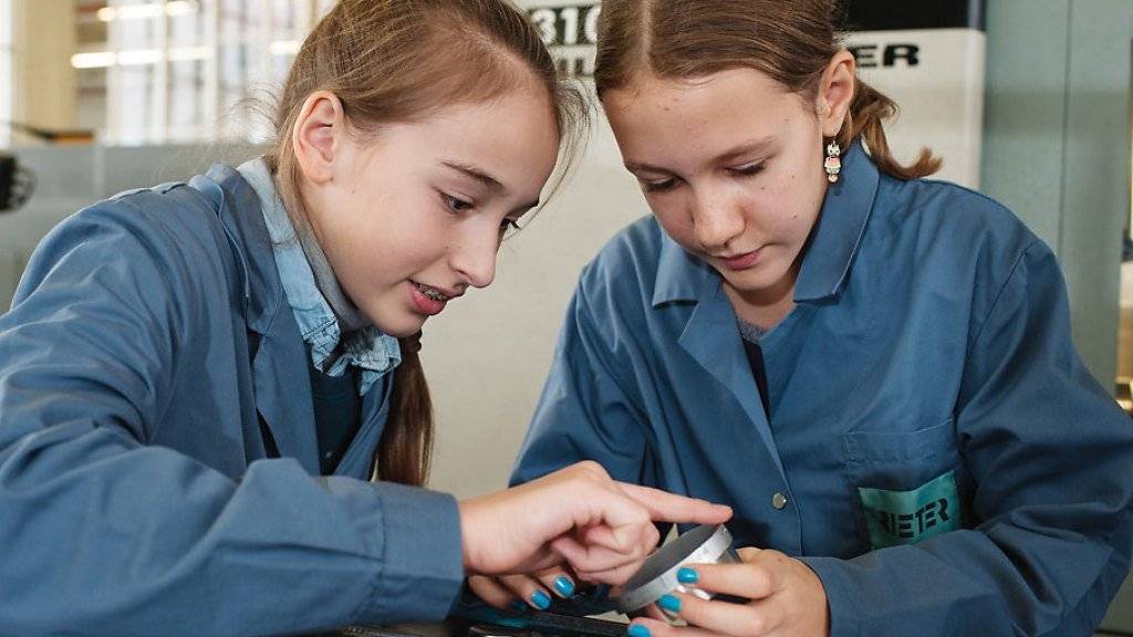 Zwei Mädchen interessieren sich für eine Karriere in der Technik (Archivbild)