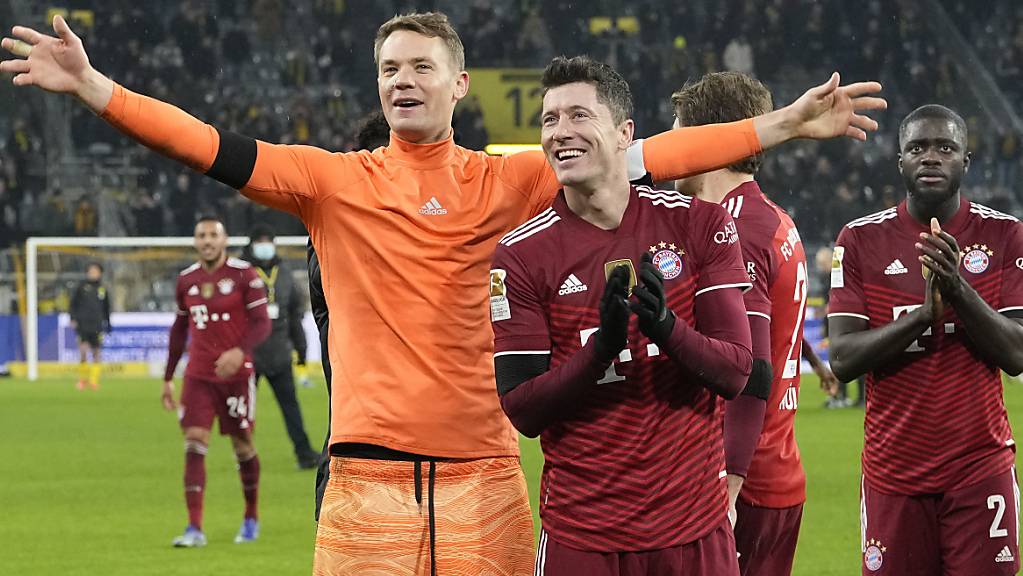 Die Bayern jubeln in Dortmund: Goalie und Captain Manuel Neuer sowie Doppeltorschütze Robert Lewandowski
