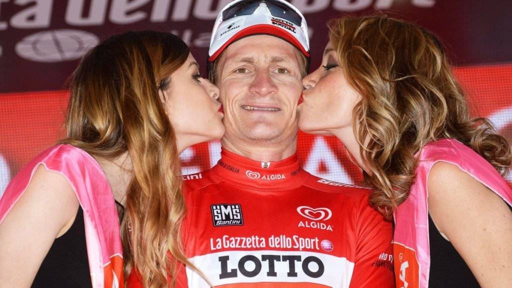 Zum dritten Mal in diesem Jahr durfte sich André Greipel im Ziel einer Giro-Etappe nach einem Sieg von den Ehrendamen küssen lassen