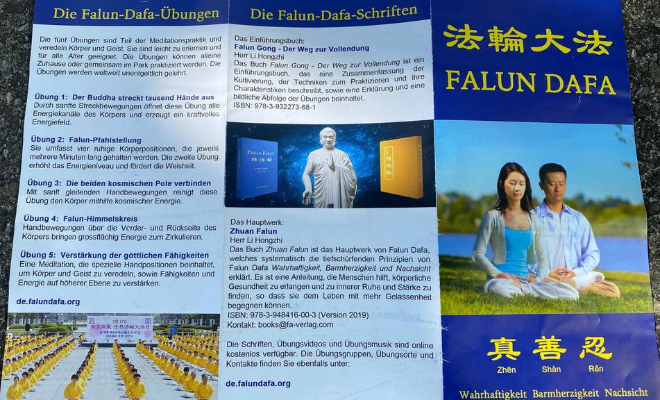 Mit dieser Broschüre macht Falun Dafa Werbung am Zürcher HB.