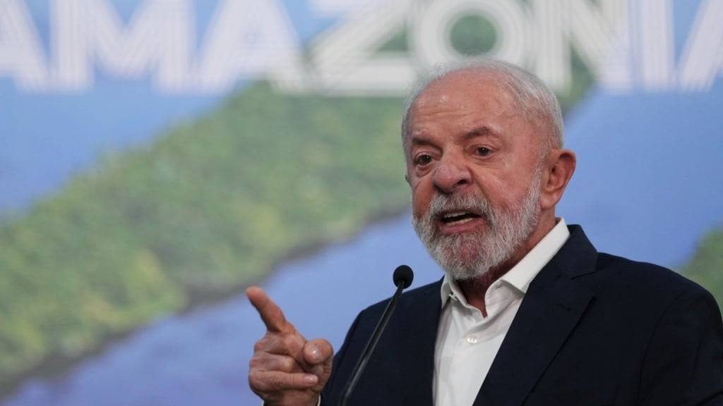 Der brasilianische Präsident Luiz Inacio Lula da Silva spricht während einer Pressekonferenz auf dem UN-Klimagipfel COP30. Foto: Andre Penner/AP/dpa