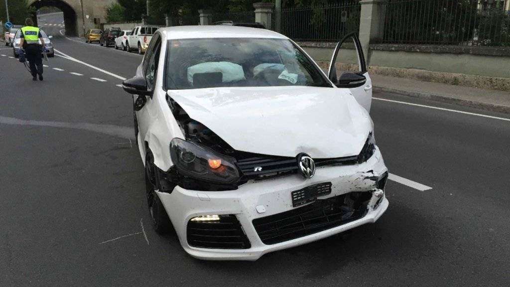 Ein 31- jähriger Autofahrer aus dem Kanton Neuenburg hat bei einer halsbrecherischen Flucht vor der Polizei in der Stadt Freiburg mehrere Fahrzeuge beschädigt.