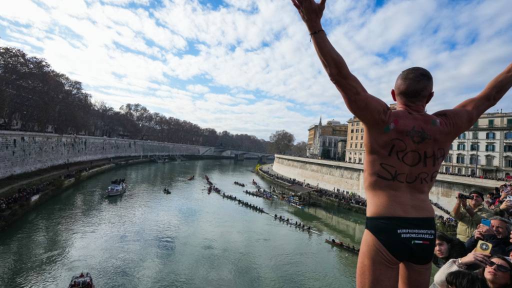 Sprung in den Tiber, um das neue Jahr 2026 zu feiern. Foto: Andrew Medichini/AP/dpa