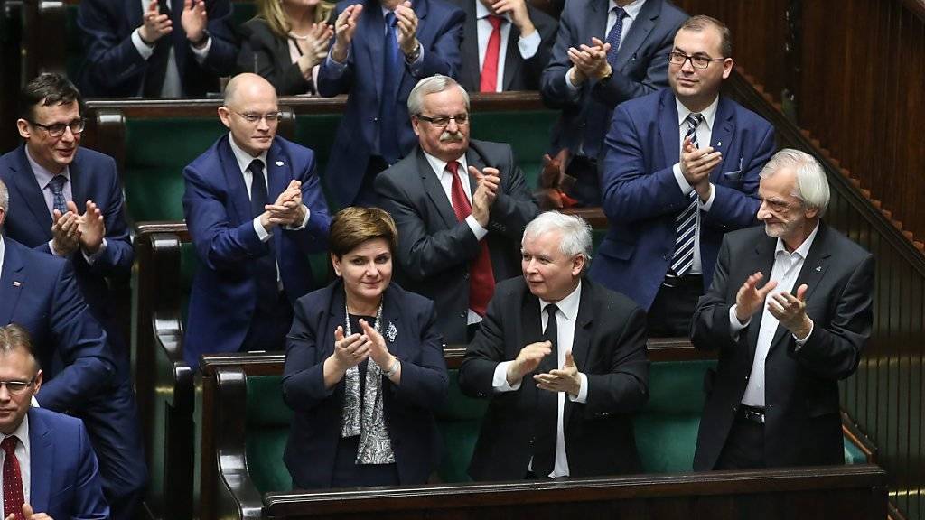 Kriegen Ärger mit der EU-Kommission: Die polnische Führungsriege aus der PiS-Partei. Polen soll nach dem Willen Brüssels ein umstrittenes Gesetz zu einer Gerichtsreform vorerst aufschieben.