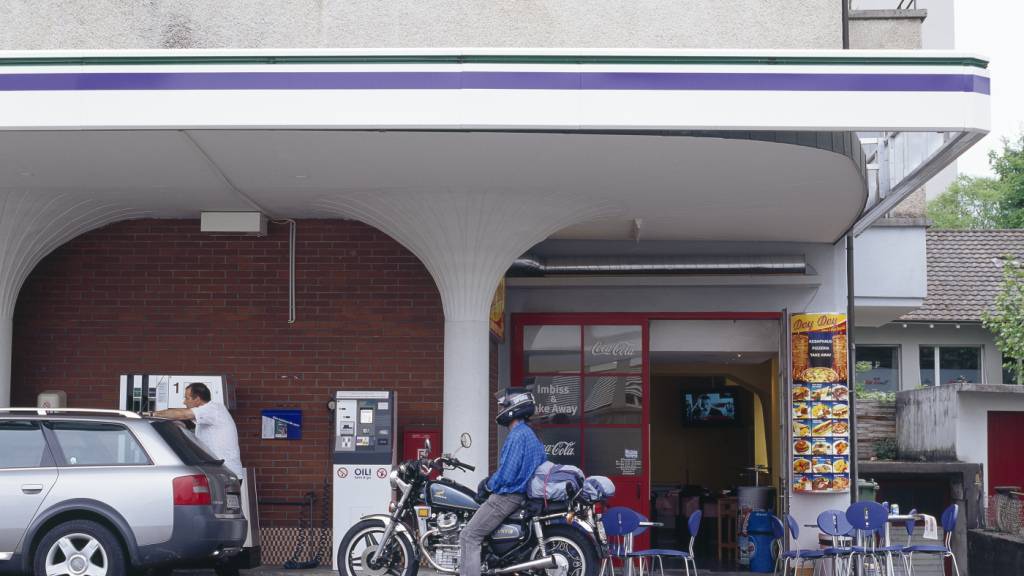 Das Auto oder Motorrad aufzutanken ist wieder teurer geworden. (Archivbild)