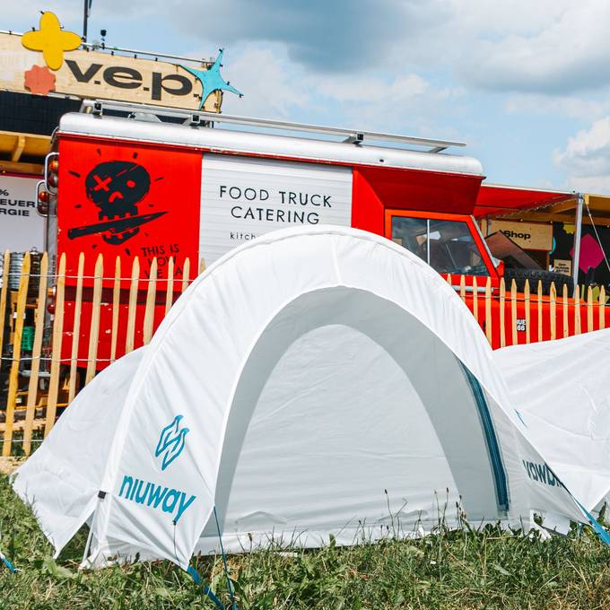 Liegengelassene Zelte – diese Lösung soll an Festivals Abhilfe schaffen