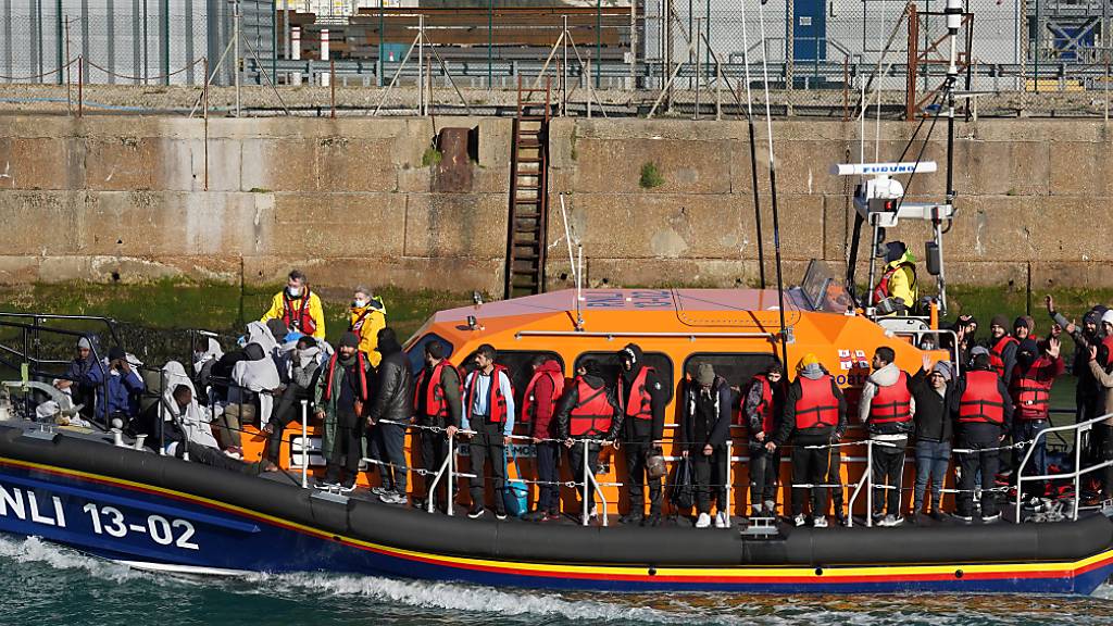 Ein Rettungsboot bringt Menschen nach Dover im britischen Kent. Foto: Gareth Fuller/PA Wire/dpa