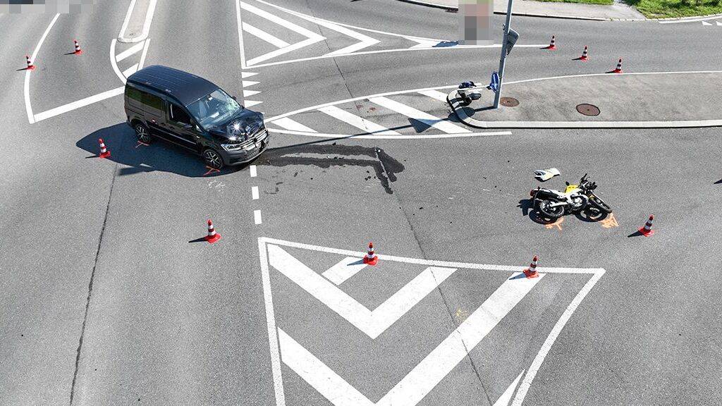 Der 67-jährige Motorradlenker verletzte sich bei dem Unfall schwer.