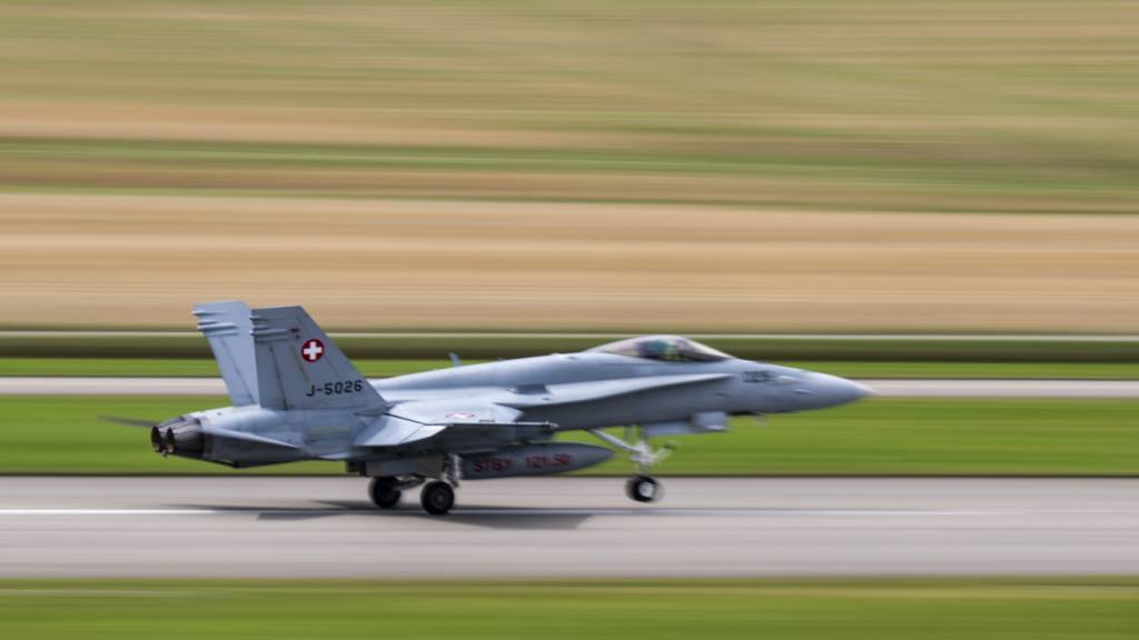Die Schweizer Luftwaffe führt vom 16. bis 20. März Trainings mit F/A-18 Kampfjets auf den Flugplätzen Alpnach OW und St. Stephan BE durch. (Archivbild)
