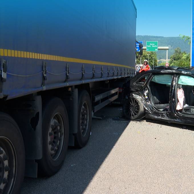 Nach Kollision zwischen Auto und Lastwagen: 25-Jähriger im Spital verstorben