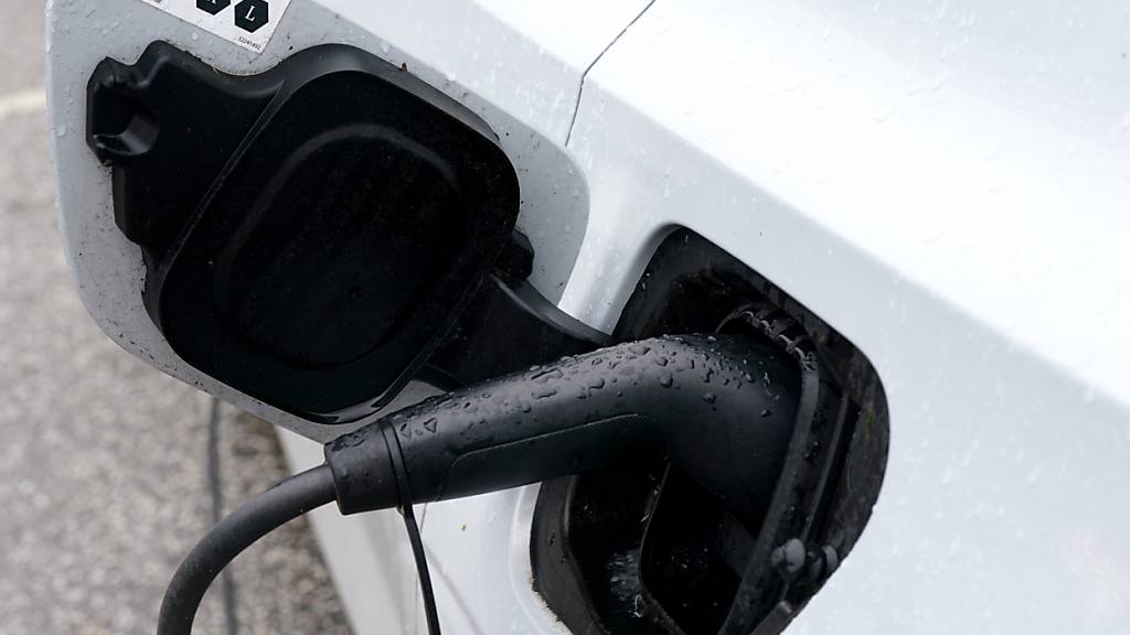 Besonders neu verkaufte E-Autos sind oft antriebsstarke und schwere Fahrzeuge. (Archivbild)