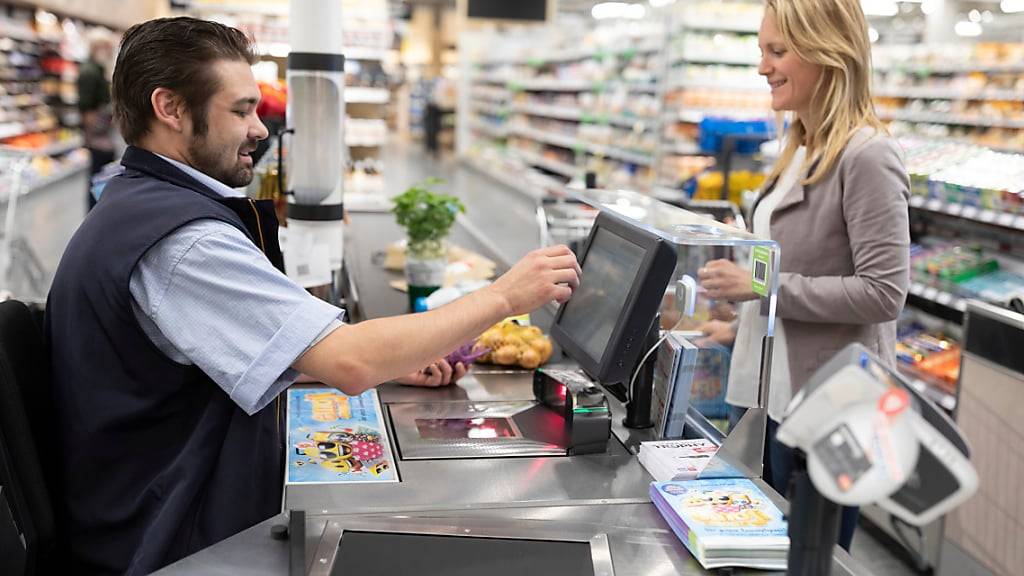 Die Angestellten des Detailhändlers können sich auf höhere Lohnzahlungen freuen. (Archivbild)