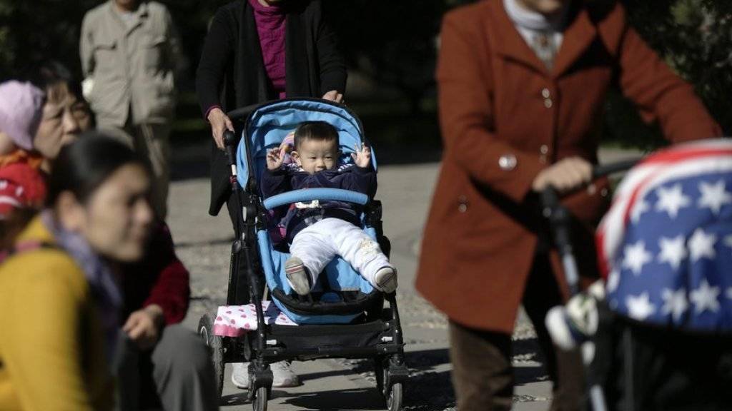 Seit 2016 dürfen chinesische Paare bis zu zwei Kinder haben. Die Regierung sieht derzeit keinen Anlass, ihre Familienpolitik weiter zu lockern.