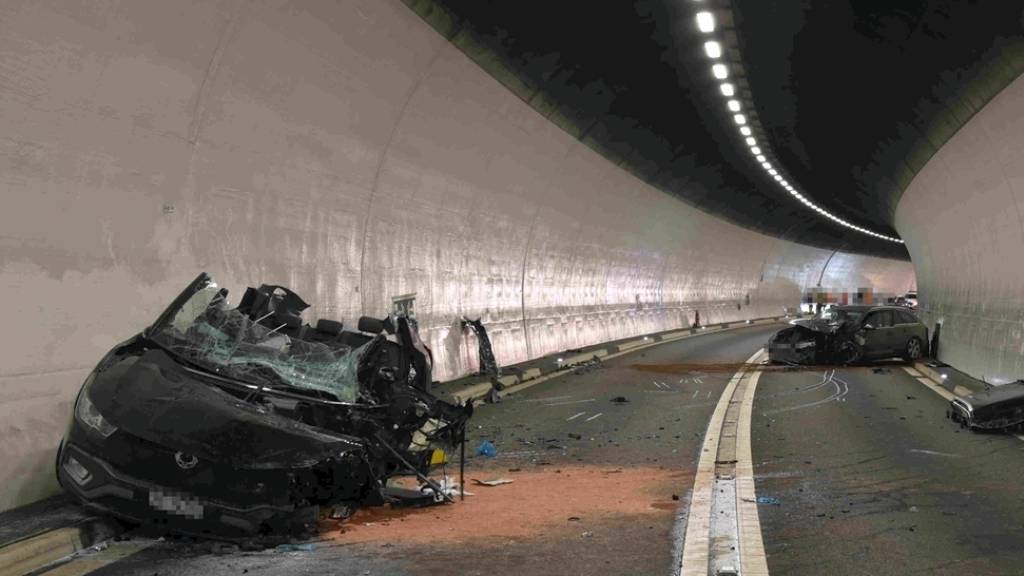 Ein Autolenker musste nach der Frontalkollision aus dem Fahrzeugwrack herausgeschnitten werden.