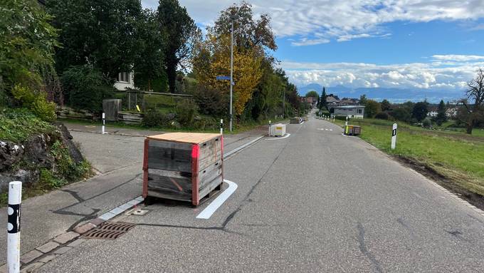 Paletten und Betonklötze sollen den Verkehr in Grüt eindämmen