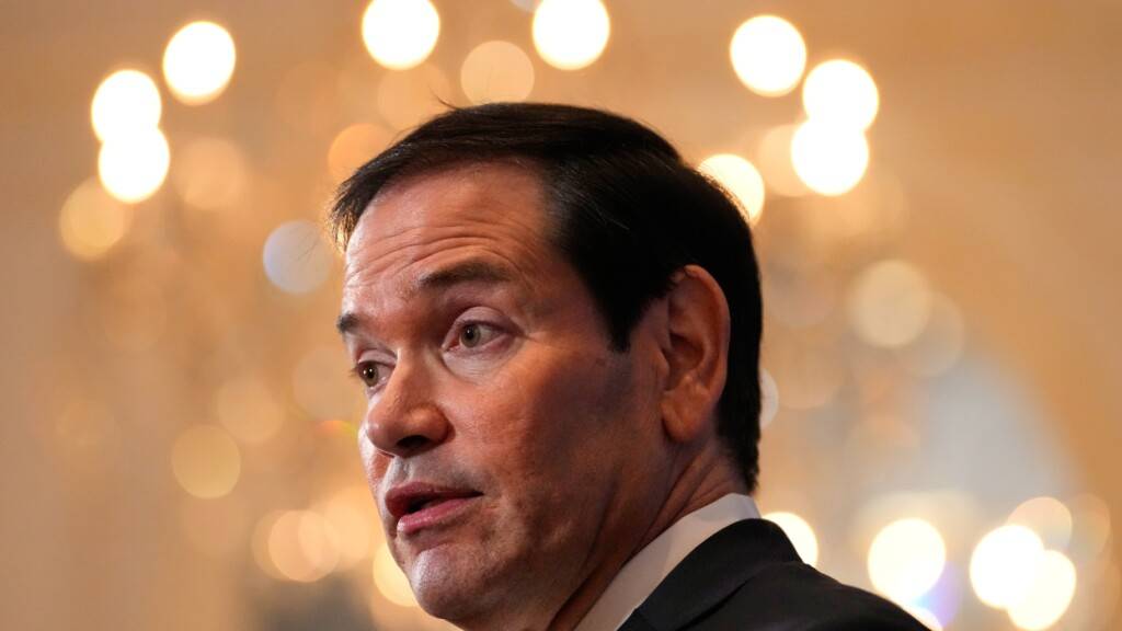 ARCHIV - Der US-Außenminister Marco Rubio spricht nach einem Treffen mit dem russischen Außenminister Lawrow vor den Medien. Foto: Yuki Iwamura/AP/dpa