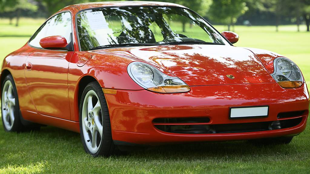 Ein Porsche 911 Typ 996 Carrera Coupe aus dem Jahr 1997, welcher der ehemaligen Tennisspielerin Martina Hingis gehörte. Sie hatte ihn als Siegerin beim WTA Porsche Tennis Grand Prix in Stuttgart/Filderstadt im Oktober 1997 gewonnen. (Archivbild vor der Auktion im Juni 2021),