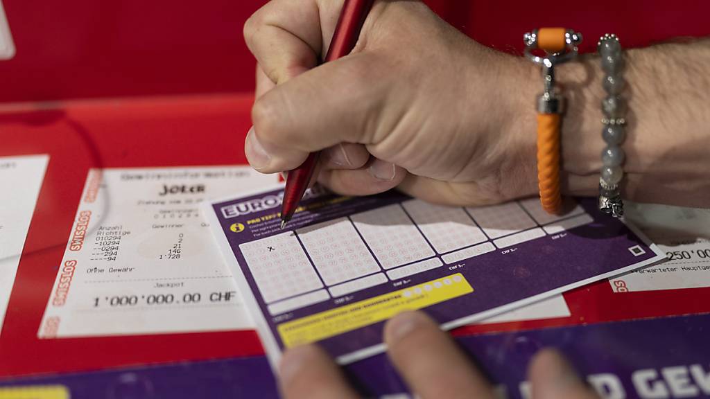 Eine Mitspielerin oder ein Mitspieler erhält dank der Eurodreams-Ziehung vom Donnerstag eine monatliche Zahlung von 2222 Franken während fünf Jahren. (Archivbild)