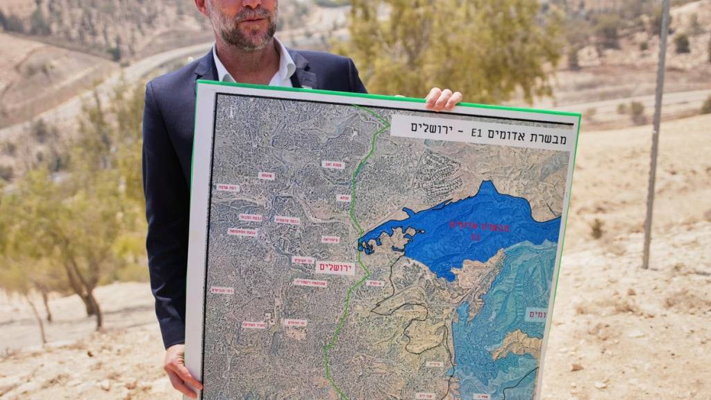 ARCHIV - Der israelische Finanzminister Bezalel Smotrich hält während einer Pressekonferenz in der Nähe der Siedlung Maale Adumim im israelisch besetzten Westjordanland eine Karte, auf der das Siedlungsprojekt E1 dargestellt ist. Israels rechtsextremer Finanzminister Smotrich will den Siedlungsbau im Westjordanland weiter vorantreiben. (zu dpa: «Israels Finanzminister: Annexion von 82 Prozent des Westjordanlands») Foto: Ohad Zwigenberg/AP/dpa