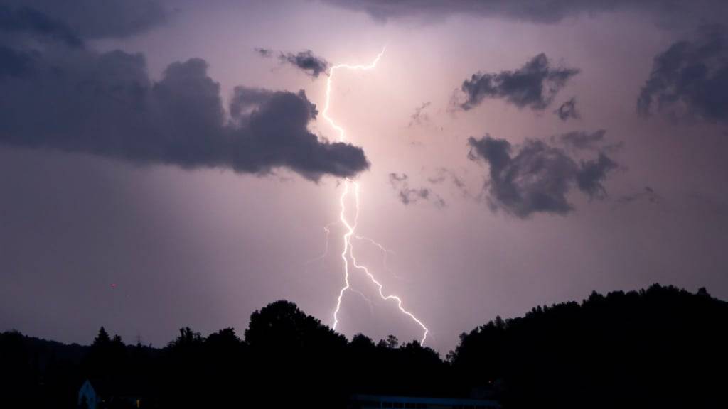 Heftige Unwetter richteten am Sonntag Schäden im Kanton Neuenburg an. Mehrere Personen wurden leicht verletzt. (Symbolbild)