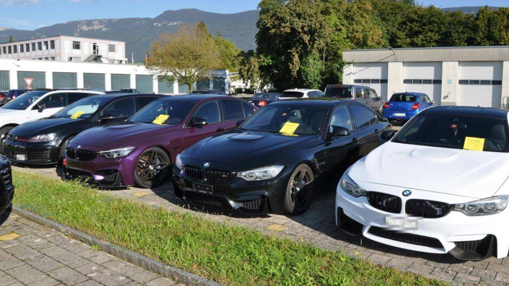 Aus dem Verkehr gezogen: Die von der Kantonspolizei Solothurn sichergestellten Fahrzeuge von Auto-Posern warten auf die Motorfahrzeugkontrolle.
