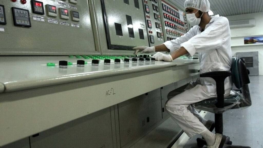 ARCHIV - Ein Techniker arbeitet in der Uranumwandlungsanlage außerhalb der iranischen Stadt Isfahan. Der Iran hat Medienberichten zufolge die Einschränkung in der internationalen Überwachung seines Atomprogramms verteidigt. Foto: Vahid Salemi/AP/dpa