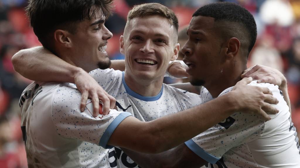 Viktor Zygankow (Mitte) freut sich über seinen Treffer