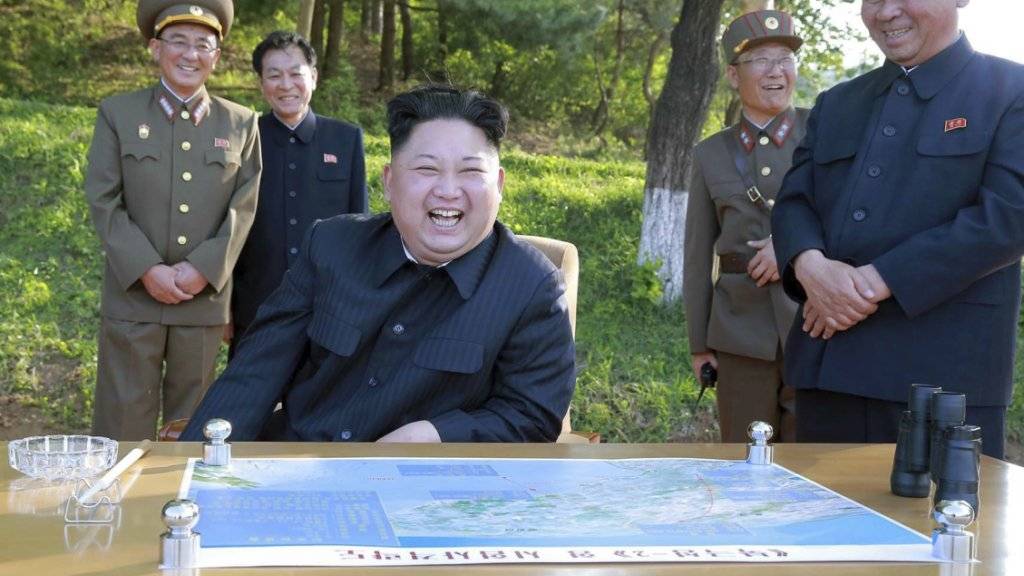 Nordkoreas Staatschef Kim Jong Un kann auch ironisch: Er wolle den USA künftig noch «grössere Geschenkpakete» zustellen, sagte er unter Verweis auf den jüngsten Raketentest. (Archivbild)