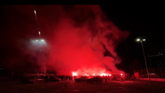 Fans feiern den FC Winterthur mit Feuerwerk