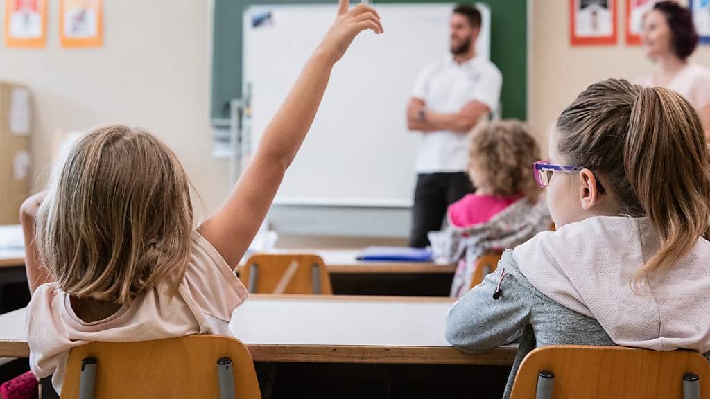 In den Volksschulen des Kantons Schwyz soll es genügend Lehrerinnen und Lehrer geben. (Symbolbild)