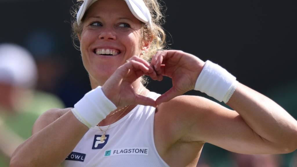 Laura Siegemund formt nach ihrem Achtelfinalsieg mit den Fingern ein Herz