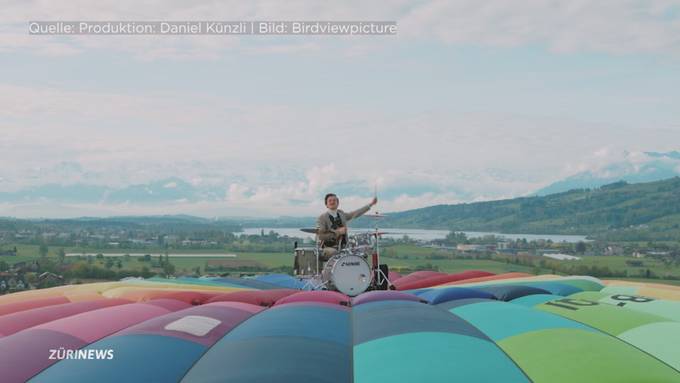 Zürcher Musiker spielt Schlagzeug auf Heissluftballon