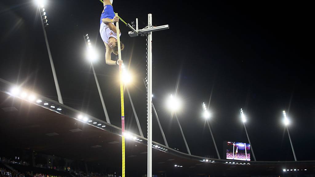 Armand Duplantis versucht sich an seinem eigenen Weltrekord - letztlich siegt der schwedische Olympiasieger mit 6,06 m
