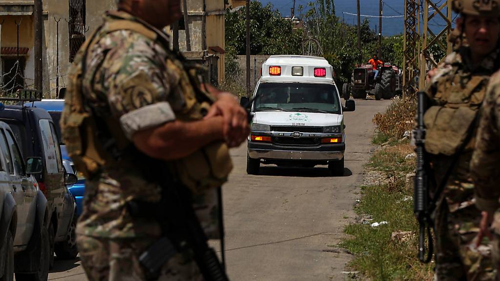 ARCHIV - Ein Krankenwagen fährt aus dem Gebiet, das von einem israelischen Luftangriff in der Nähe der südlibanesischen Hafenstadt Sidon betroffen war. Foto: Marwan Naamani/dpa