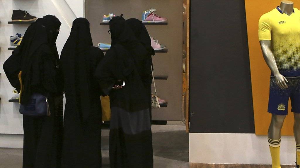 Saudische Frauen beim Einkaufen in einem Zentrum in Riad. (Archivbild)