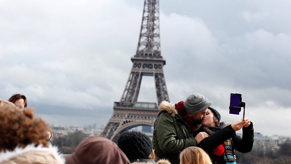 Mit Videoüberwachung an Touristen-Magneten - im Bild der Eiffelturm - will Frankreich dafür sorgen, dass Touristen sich in Paris wieder sicherer fühlen. (Symbolbild)