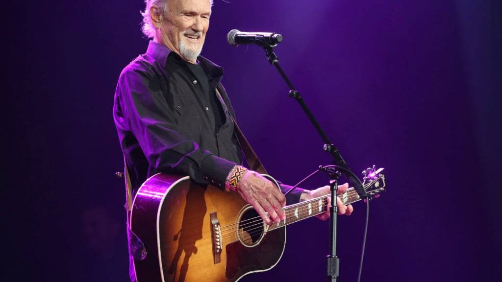 ARCHIV - Der US-Country-Sänger und Songwriter Kris Kristofferson singt bei der Nashville Songwriters Association International im September 2017. Foto: Laura Roberts/Invision via AP/dpa