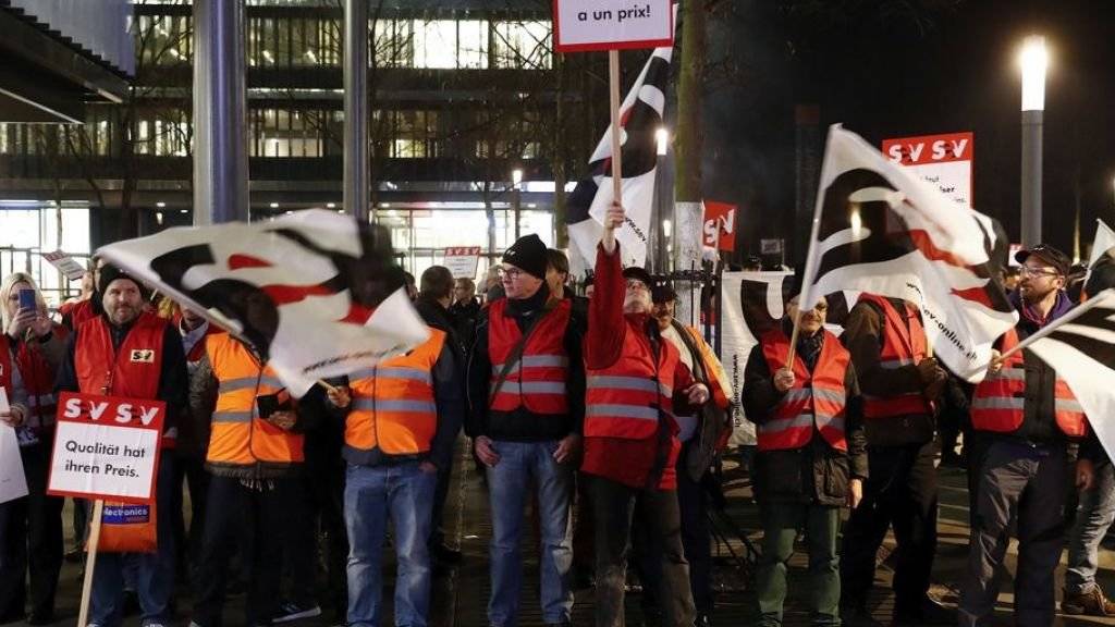 Rund 300 Angestellte demonstrierten am 22. November vor dem SBB Hauptsitz in Bern gegen die Sparmassnahmen der SBB.