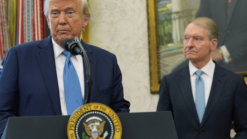 ARCHIV - US-Präsident Donald Trump (l) spricht im Oval Office des Weißen Hauses mit Reportern, neben ihm steht Paul Atkins (r), der Vorsitzende der Wertpapier- und Börsenaufsichtsbehörde. Foto: Alex Brandon/AP/dpa