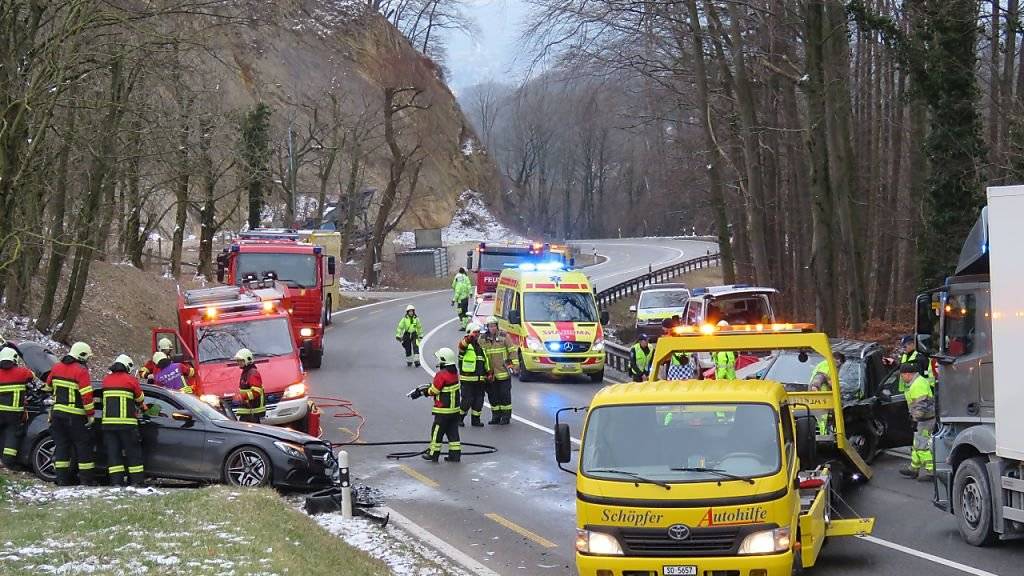 Nach dem schweren Unfall auf der Staffeleggstrasse oberhalb von Küttigen AG rückten die Rettungskräfte mit einem Grossaufgebot aus.