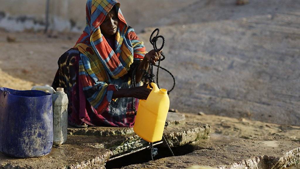Eine Frau holt Wasser aus einem tiefen Brunnen. In Somalia treibt eine schwere Dürre Menschen in die Flucht - und hat bereits mehrere Todesopfer gefordert. (Archiv)